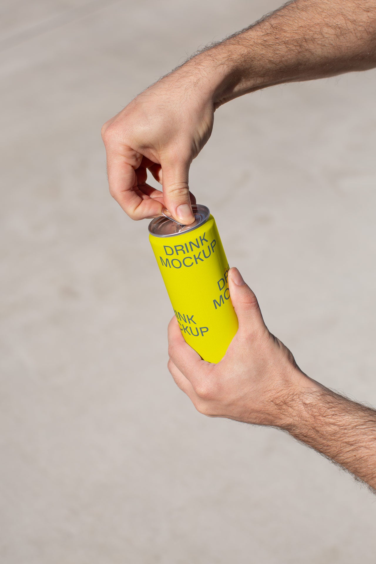 DR16 Drinks Can Mockup Opening